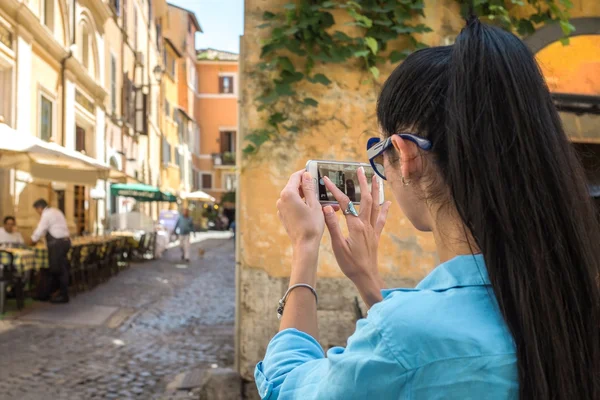 Turista femenina dispara por teléfono en Roma — Foto de Stock