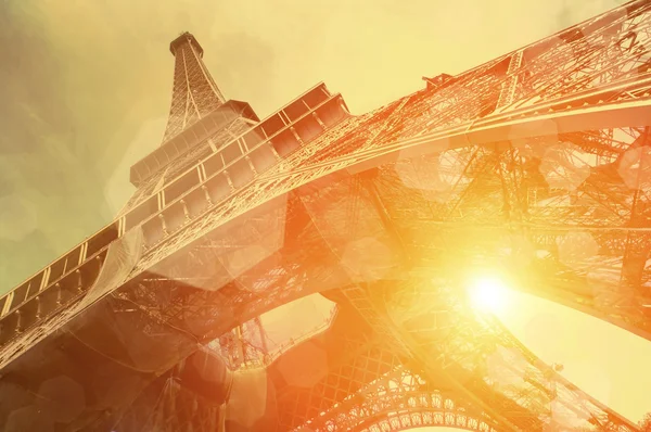 Eiffelovka ve sluneční světlo — Stock fotografie