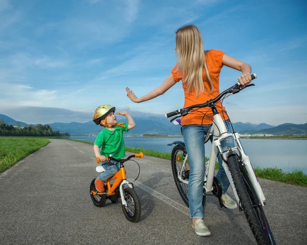 Mutter und Sohn auf dem Fahrrad — Stockfoto