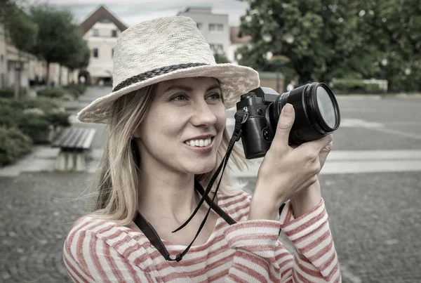 Donna con macchina fotografica per strada . — Foto Stock