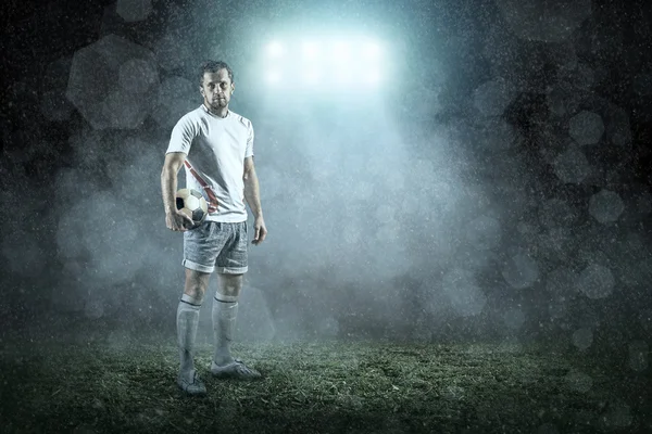 Jogador de futebol com bola — Fotografia de Stock