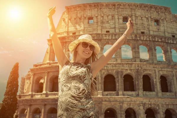 Gelukkig vrouwelijke toerist in Rome. — Stockfoto