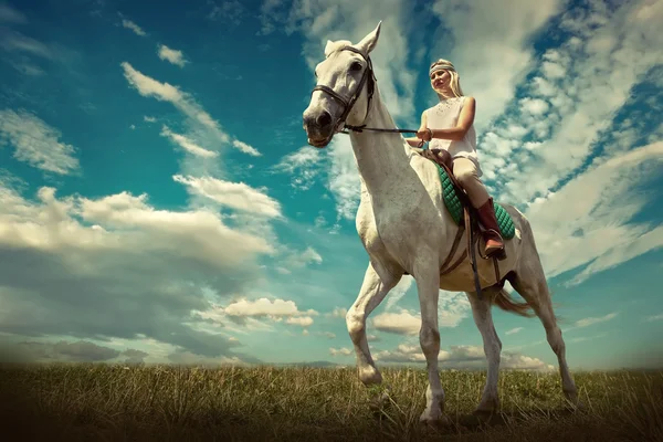 Junge Reiterin reitet auf Pferd — Stockfoto