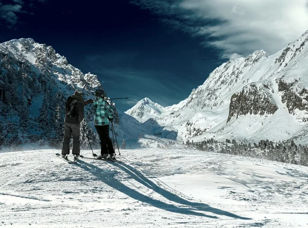 겨울 산에 스키 부부 — 스톡 사진