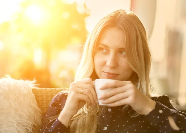 Vacker blond kvinna dricka kaffe — Stockfoto