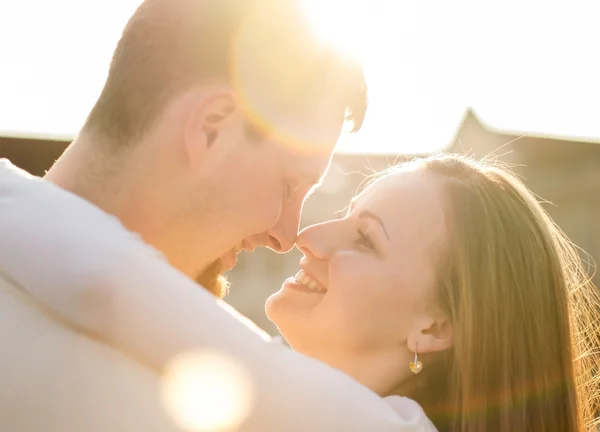 Feliz pareja bajo la luz del sol —  Fotos de Stock