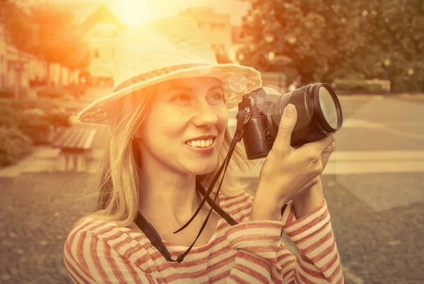 Kadın sokakta kamera ile. — Stok fotoğraf