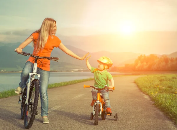 Mutter und Sohn auf dem Fahrrad — Stockfoto