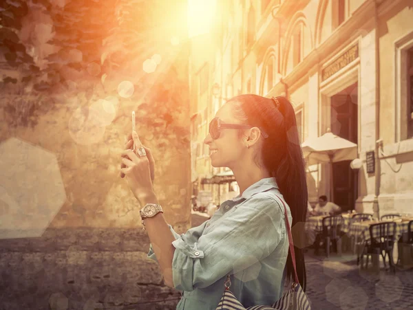 Feminino tiro turístico por telefone em Roma — Fotografia de Stock