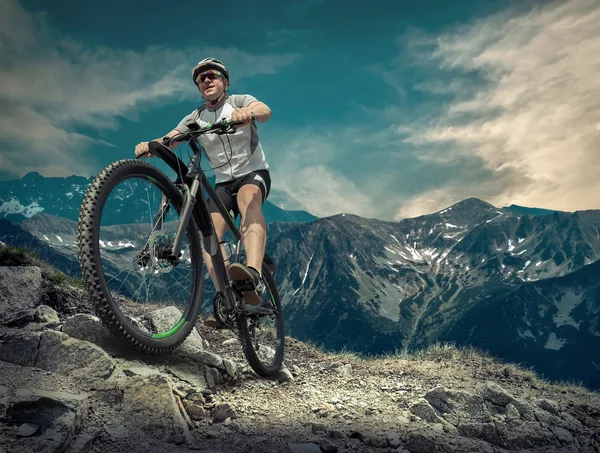 Mann mit Helm auf dem Fahrrad — Stockfoto