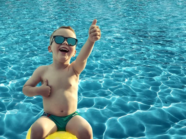 Niño en gafas de sol diversión cerca del agua —  Fotos de Stock