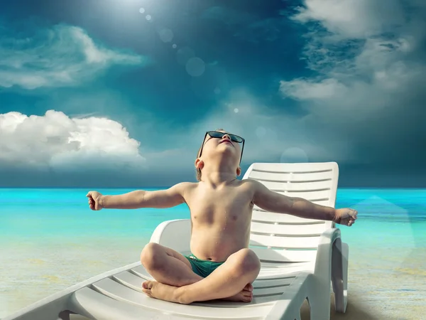 Niño en gafas de sol diversión cerca del agua — Foto de Stock