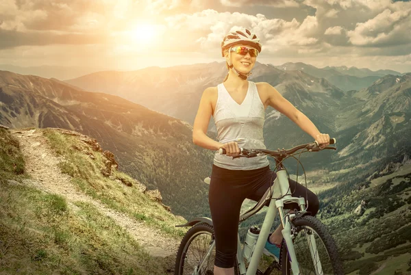 Mulher bonita na bicicleta — Fotografia de Stock