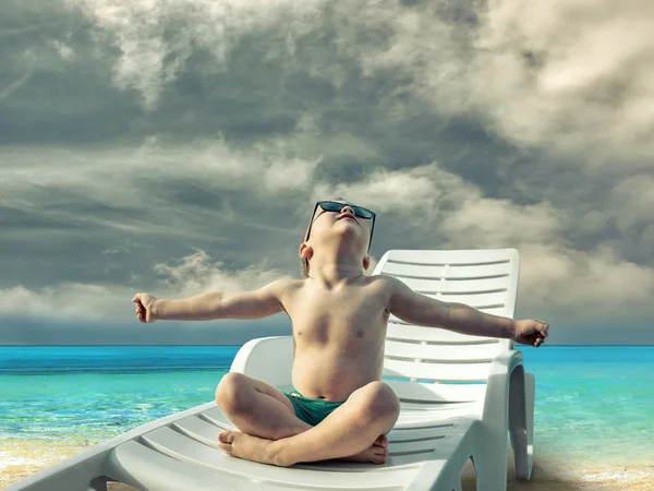 Niño en gafas de sol cerca del agua —  Fotos de Stock