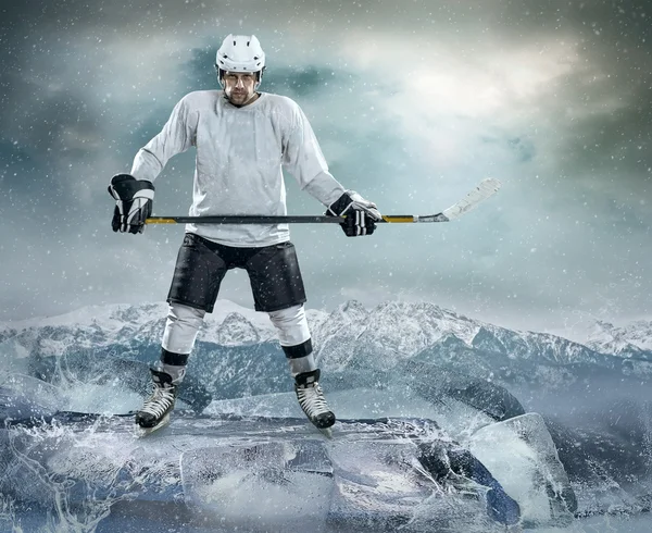 Ishockeyspelare i aktion utomhus — Stockfoto