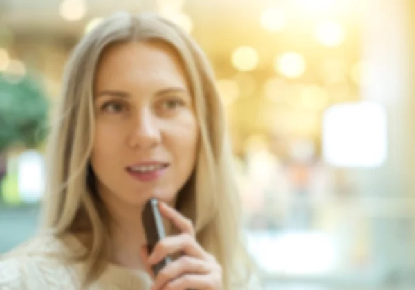 Frau benutzte Handy — Stockfoto