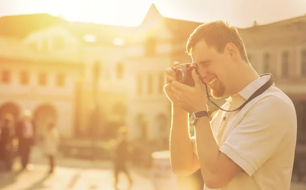 Turista com câmera fotográfica — Fotografia de Stock