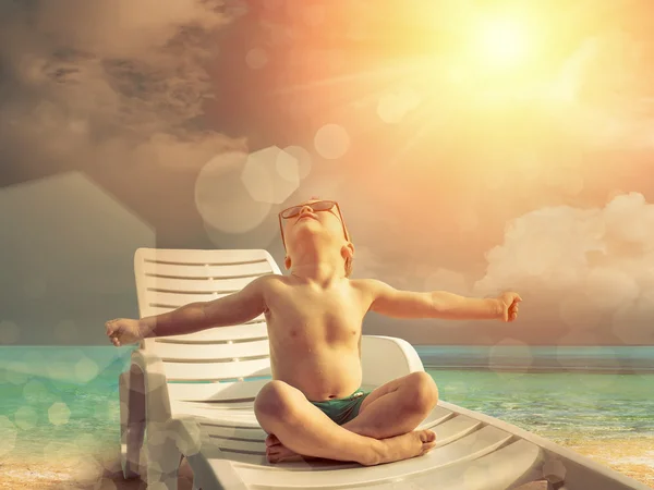 Kind mit Sonnenbrille am Wasser — Stockfoto