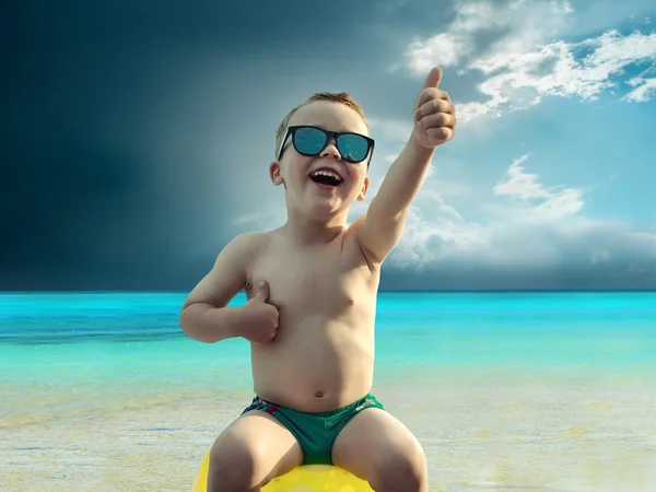 Criança em óculos de sol perto da água — Fotografia de Stock