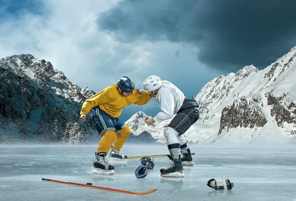 Jugadores de hockey sobre hielo en acción — Foto de Stock