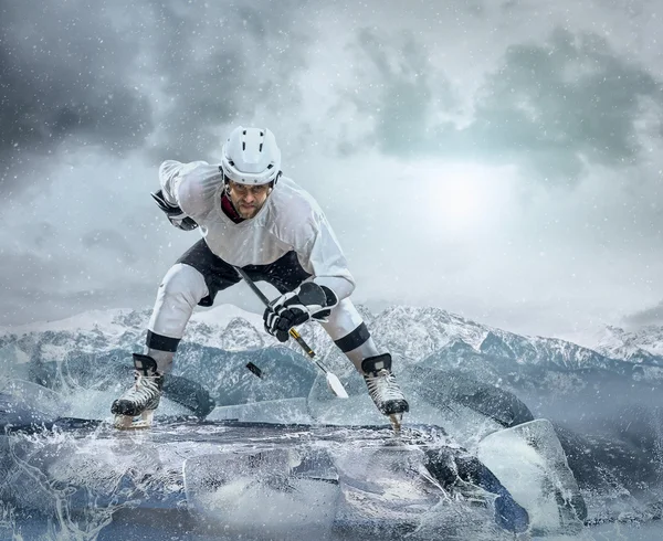 Jugador de hockey sobre hielo en acción al aire libre —  Fotos de Stock