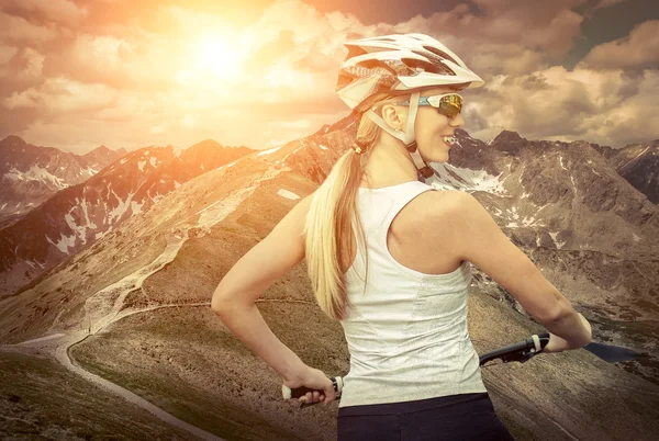 Frau mit Helm auf dem Fahrrad — Stockfoto