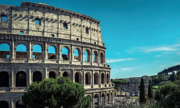 Lugar de viagem popular - Coliseu Romano . — Fotografia de Stock