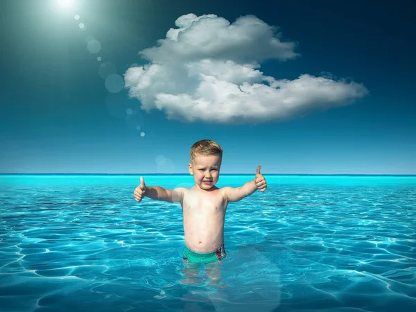 Niño se divierte cerca del agua —  Fotos de Stock