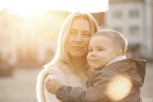 Felicidad madre e hijo en la calle — Foto de Stock