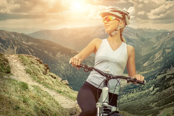 Schöne Frau auf dem Fahrrad — Stockfoto