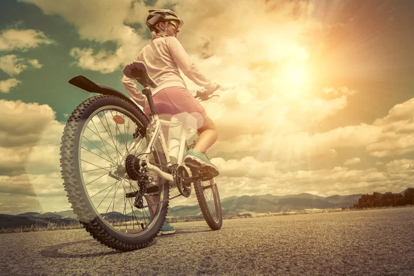 Frau mit Helm auf dem Fahrrad — Stockfoto