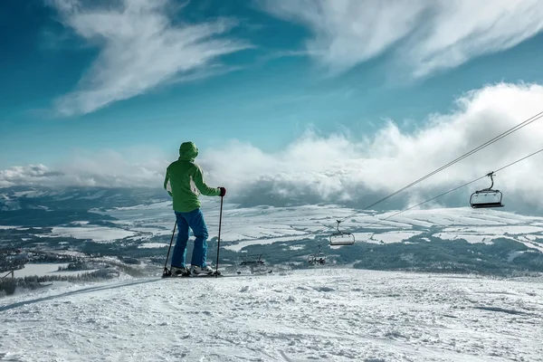 スキーヤーは山のピークに滞在します。 — ストック写真