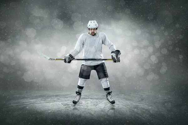 Jugador de hockey sobre hielo en el hielo —  Fotos de Stock