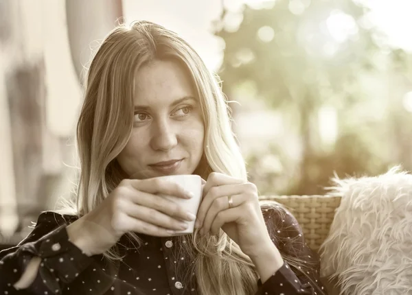 Kvinna med kaffe på café — Stockfoto