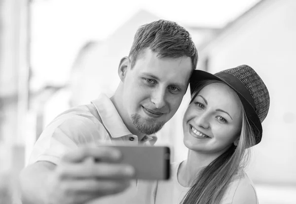 Touristenpaar schießt mit dem Handy — Stockfoto