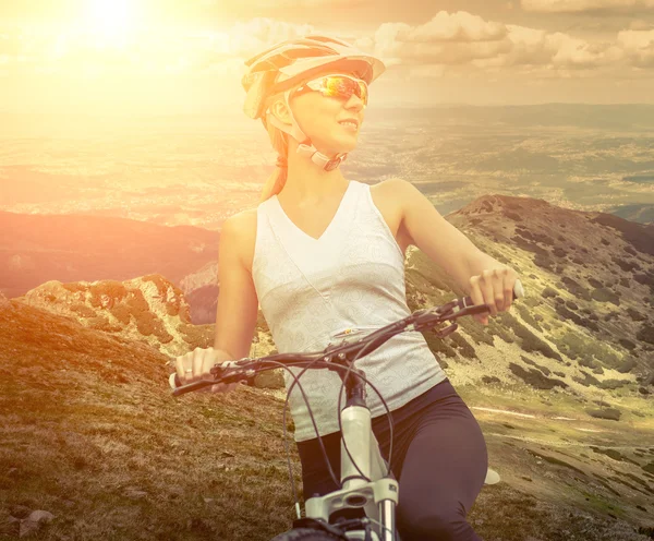 Schöne Frau auf dem Fahrrad — Stockfoto