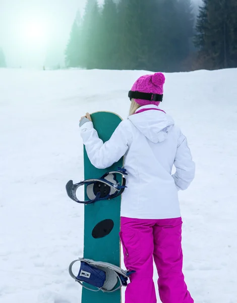 Kobieta w okularach z snowboardowe — Zdjęcie stockowe