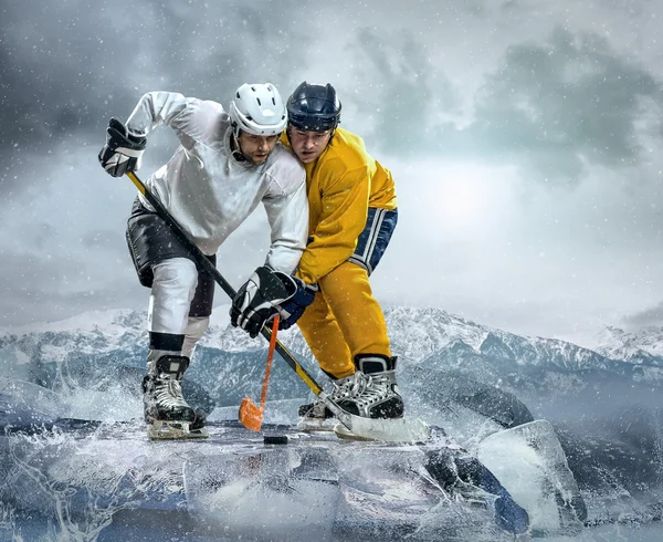 Ice hockeyspelers op ijs. — Stockfoto