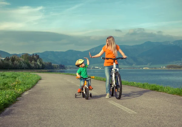 Moeder en zoon op de fietsen — Stockfoto