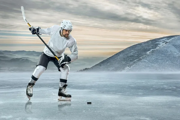 Joueur de hockey sur glace en plein air — Photo