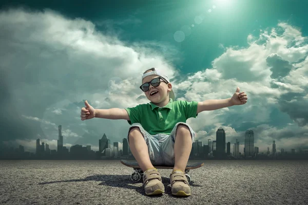 Cute Child with skateboard — Stock Photo, Image