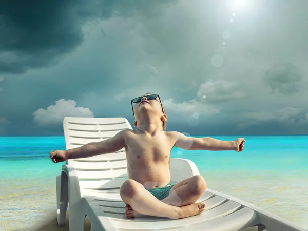 Niño en gafas de sol diversión cerca del agua — Foto de Stock