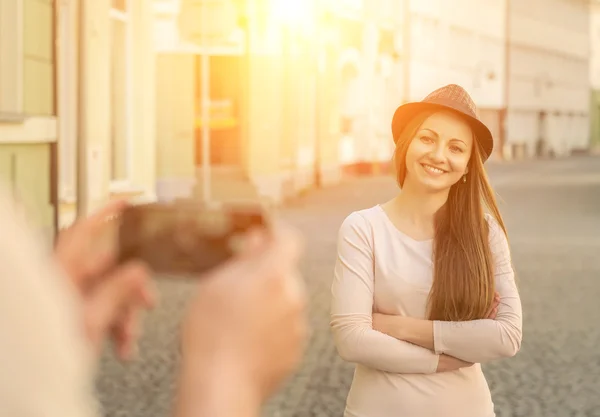 Uomo tiro donna sul telefono cellulare — Foto Stock