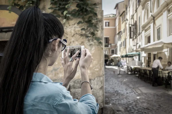 Kvinnlig turist skjuta per telefon i Roma — Stockfoto