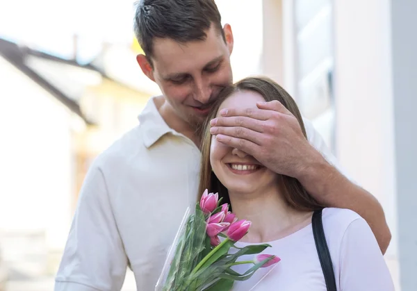 Šťastný pár s květinami. — Stock fotografie