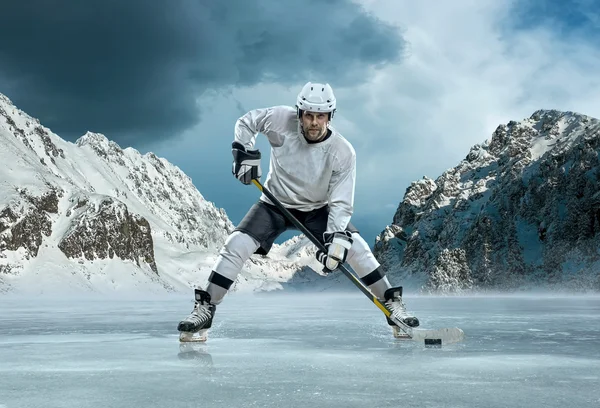 Jugador de hockey sobre hielo en acción — Foto de Stock