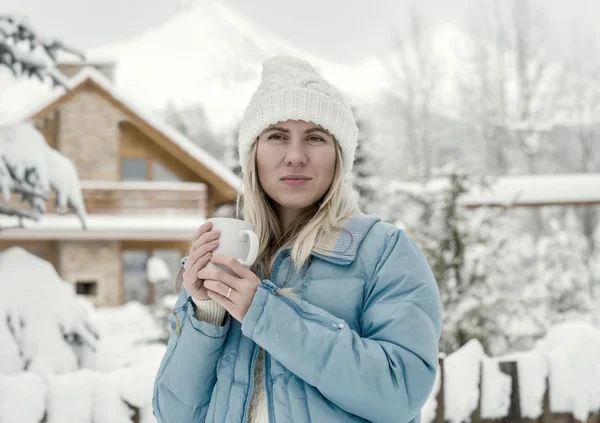 Mujer con copa en invierno — Foto de Stock