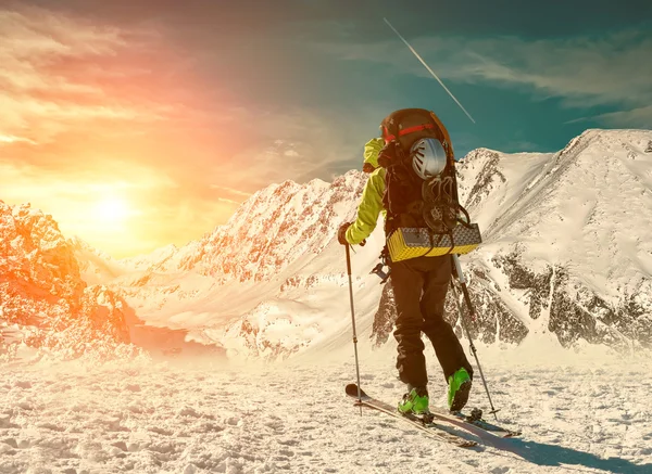 スキーでバックパックを持つ男 — ストック写真