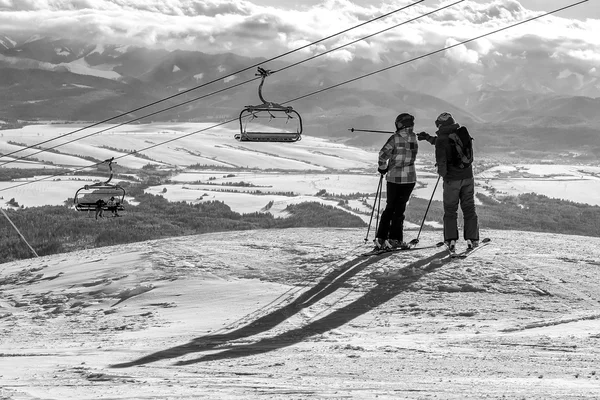 Kayakçı çift Kış dağlar — Stok fotoğraf