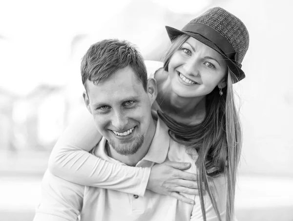 Sourire couple heureux dans la rue . — Photo